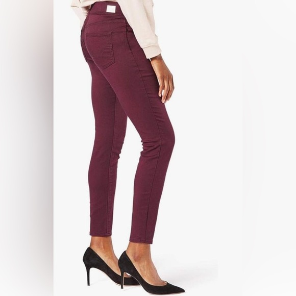 NWT Women's Signature Levi Strauss Jeans Burgundy Totally Shaping 10L 30W x 32L - Picture 2 of 11
